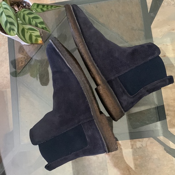 VINCE “Cody” Fur Lined SUEDE CHELSEA BOOTS - Picture 2 of 8